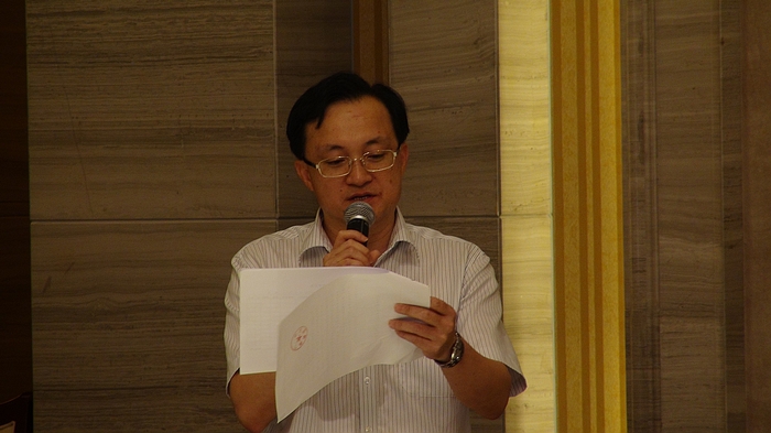 我校校友，南宁市委常委、组织部部长雷应敏宣读我校南宁市校友会机构及成员名单