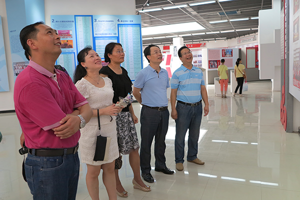 教育科学学院1990级校友参观校史展