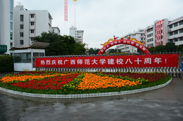 花团锦簇的育才校区西大门（大学生通讯社 韦一琦 摄）