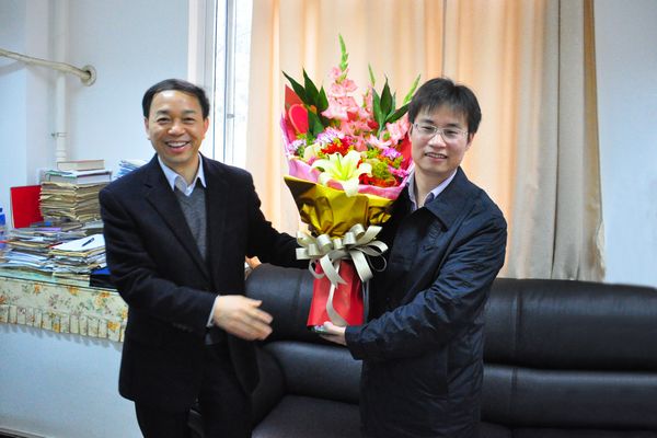 自治区政府副秘书长蒋家柏向曾明华教授赠送鲜花