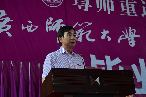 校长梁宏寄语2014届毕业生
