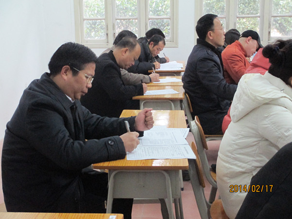 副校长覃卫国在文旅学院听课（文旅学院供图）