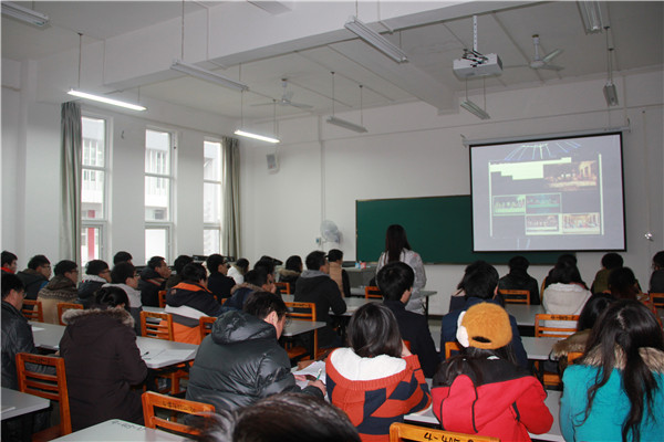 同学们认真听课（设计学院记者团 陈先锋摄）