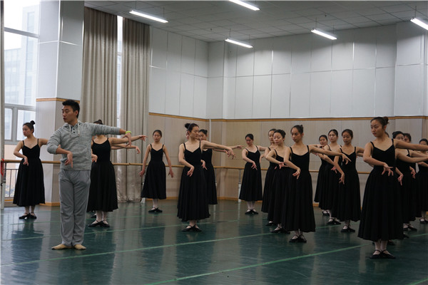 开学第一课 音乐学院的学生在上舞蹈课