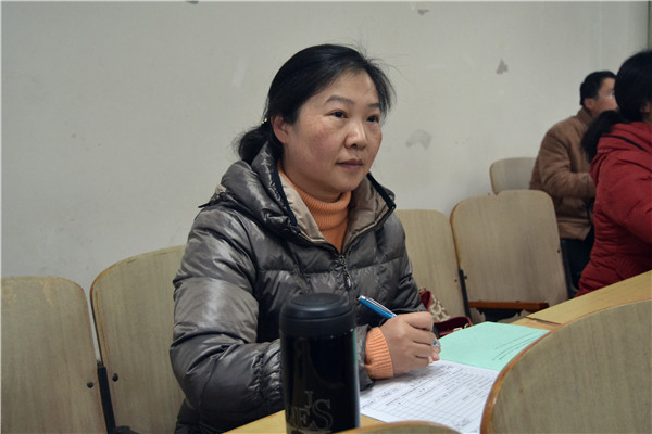 校党委副书记查丹明在物理科学与技术学院听课