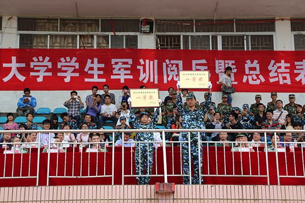 荣获2013年度学生军训工作一等奖的学院代表们合影留念