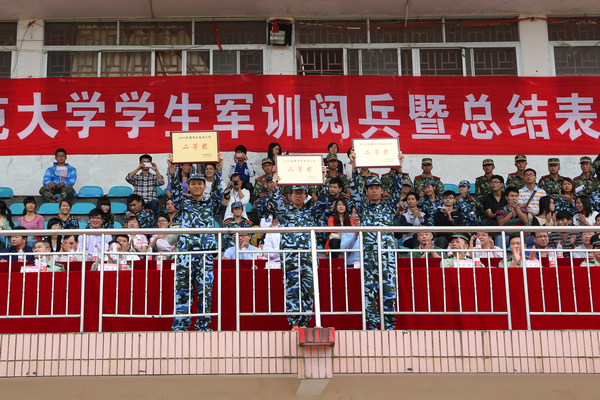 荣获2013年度学生军训工作二等奖的学院代表们合影留念