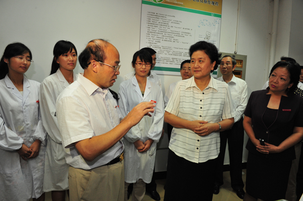 在药用资源化学与药物分子工程教育部重点实验室，刘延东与科研领军教师亲切交谈