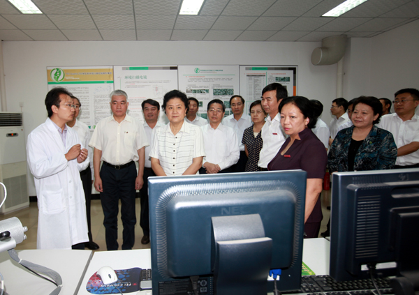 在教育部重点实验室扫描电镜检测室，我校教师介绍实验室在教学和服务地方经济社会中的作用（赵亮 摄）