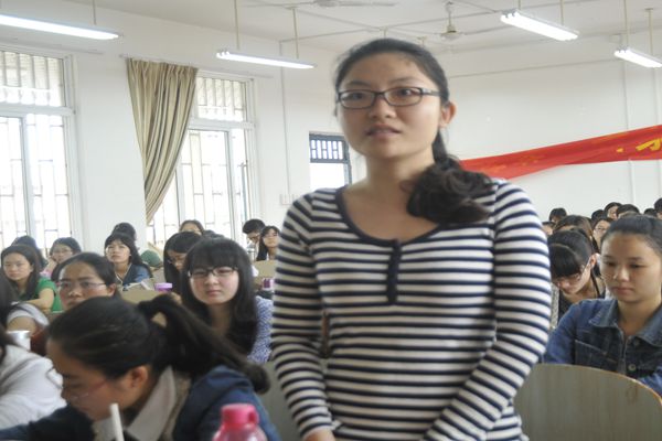 观众积极提问（大学生通讯社 黄敏静 摄）
