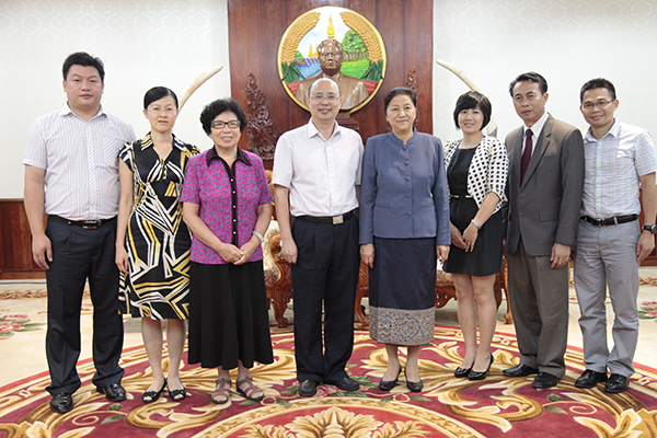 老挝国会主席巴妮 雅托杜接见了我校代表团