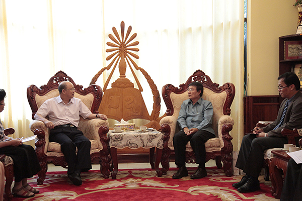 与老挝国立大学副校长商谈两校教育合作交流事宜
