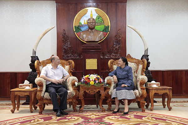 老挝国会主席巴妮 雅托杜听取蔡昌卓副校长介绍广西师范大学与老挝的教育合作情况