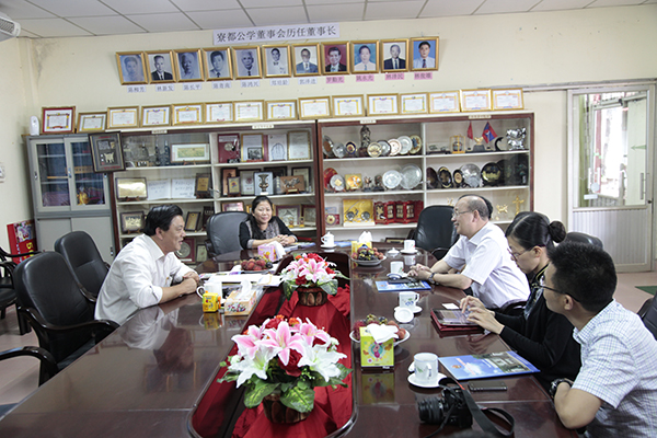 访问老挝寮都公学