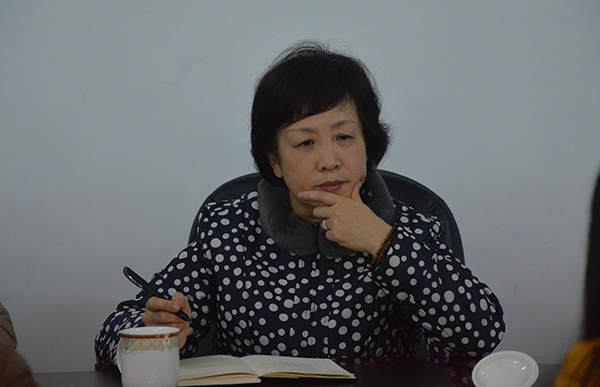 丁静总会计师听完课后听取学院的汇报（大学生通讯社 张钰千/摄）.