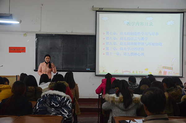 龙慧老师在给同学们上课（大学生通讯社 张钰千/摄）