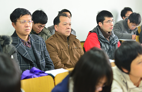 白晓军副校长在电子工程学院听课（大学生通讯社 陈园园/摄）