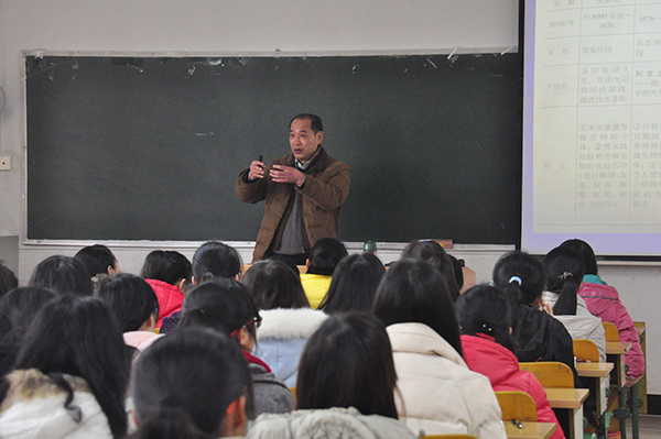 陆祖军老师在讲微生物学课（大学生通讯社 陈园园/摄）