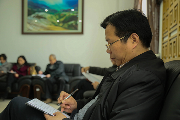 覃卫国副校长听完课后听取学院的汇报（大学生通讯社 陈玉珠/摄）