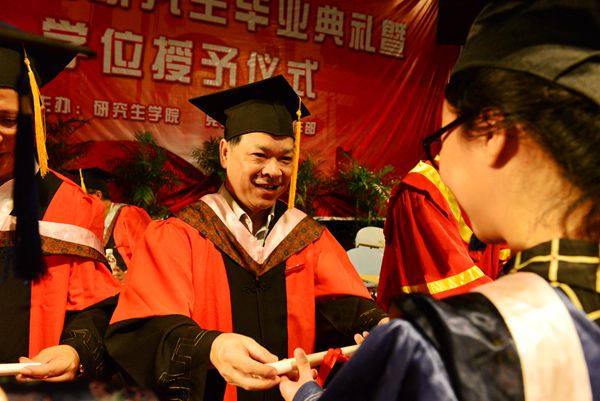 副校长白晓军为毕业生拨流苏、颁发学位（大学生通讯社  陈园园 摄）