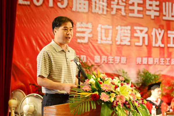 文学院樊中元教授作为导师代表发言（大学生通讯社 陈园园 摄）