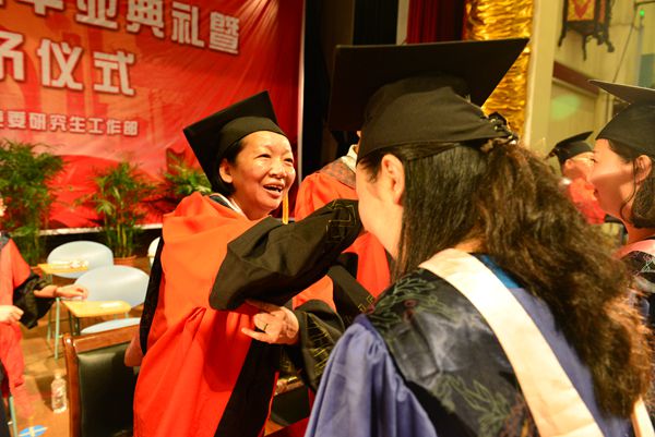 校党委书记王枬为毕业生拨流苏、颁发学位（大学生通讯社 李显杨 摄）