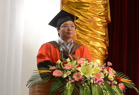 李传起副校长主持毕业典礼（宣传部 张婷婷 摄）