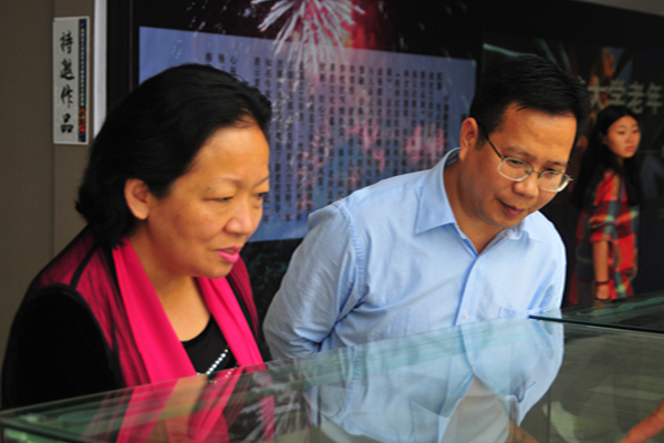 王枬书记与覃卫国副校长在认真观看诗词作品展(大学生通讯社 黄敏静/摄影）