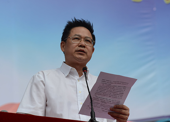 组委会副主任、自治区体育局副局长陈立基在致辞（大学生通讯社 张钰千/摄）