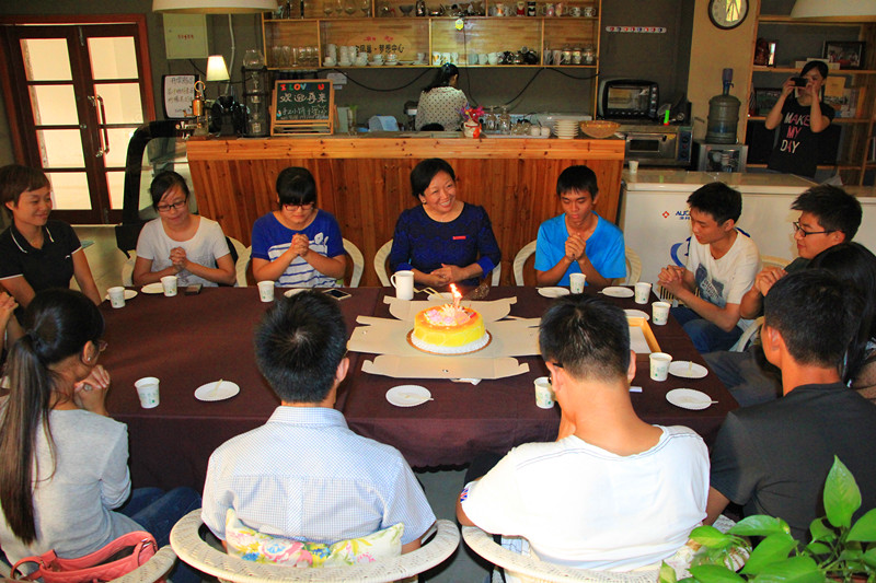 王枬在金凤巢咖啡屋为生日是校庆日的同学过生日