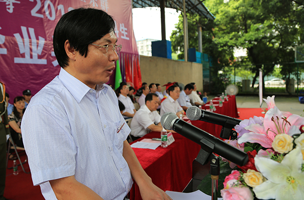 副校长李传起宣读表彰2013届自治区优秀毕业生名单