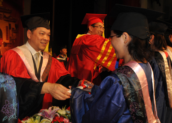 副校长白晓军为获得学位的研究生拨穗、正冠、授学位