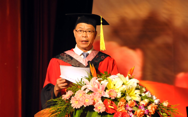 副校长钟瑞添宣读了《广西师范大学2012届博士、硕士学位授予决定》