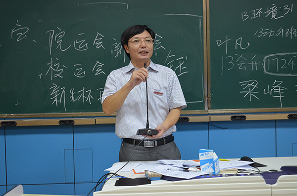 副校长李传起看望职师学院的新生，寄语他们抓住机遇，努力学习（宣传部 杨凯 摄）