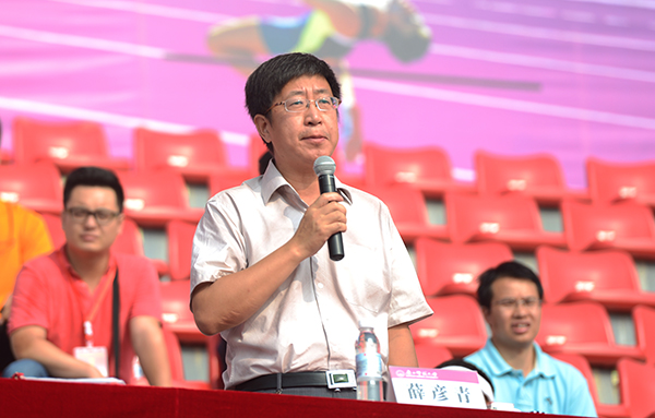 教育部学生体育协会联合秘书处副秘书长薛彦青宣布开幕 （大学生通讯社 陈园园 /摄）