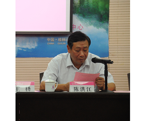 副校长陈洪江正在宣读企业家联谊会构成机构名单（大学生通讯社 宋雅君 摄）