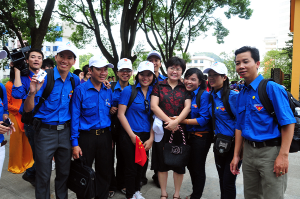 曾经在我校就读的越南留学生与我校文学院关英伟老师相遇在活动现场