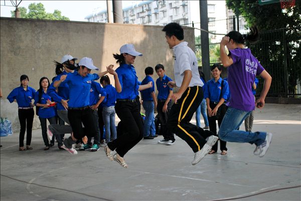 青春飞扬——越南青年与我校青年共同参与跳绳游戏（王小东 摄）