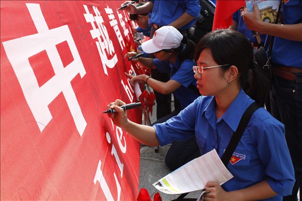 越南青年在中越友好横幅上签名（侯一帆 摄）
